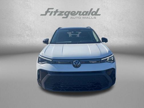 Pure White w/Deep Blk Rf 2026 Volkswagen Taos SE Black