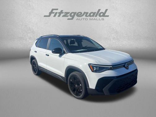 Pure White w/Deep Blk Rf 2026 Volkswagen Taos SE Black