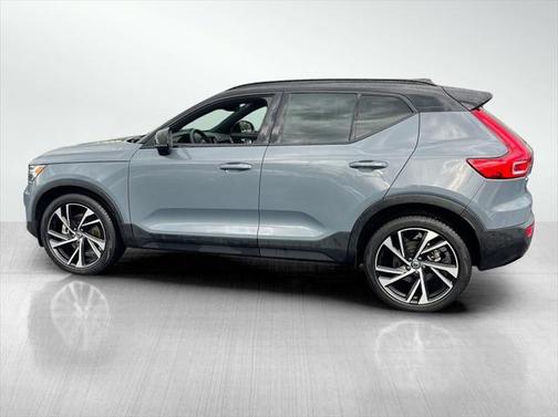 2022 Volvo XC40 T5 R-Design