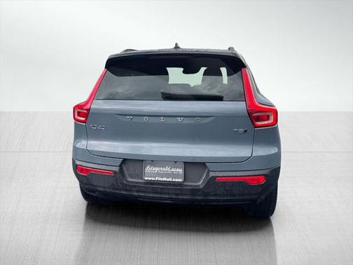 2022 Volvo XC40 T5 R-Design