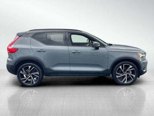 2022 Volvo XC40 T5 R-Design