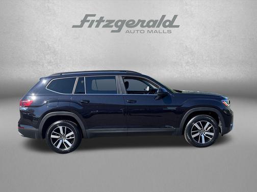Deep Black Pearl 2022 Volkswagen Atlas 2.0T SE