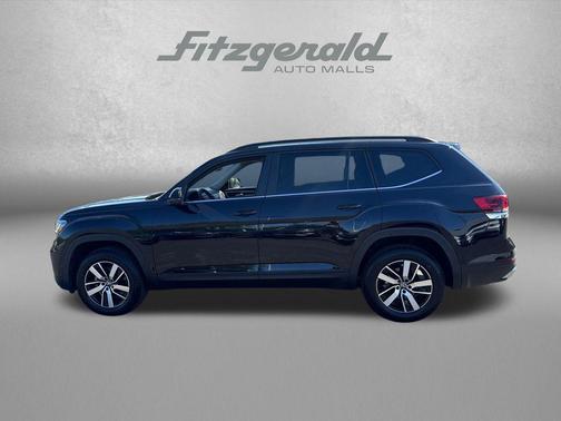 Deep Black Pearl 2022 Volkswagen Atlas 2.0T SE