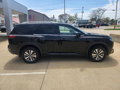 2022 Nissan Pathfinder SL