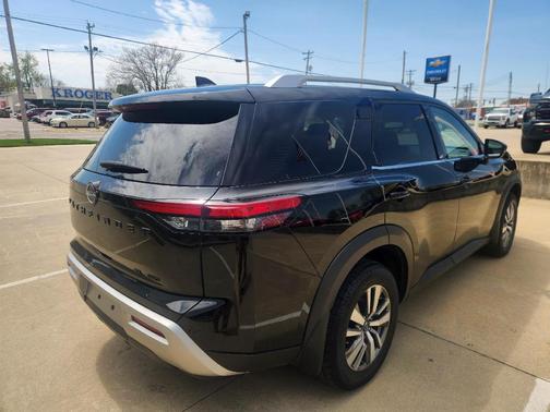 2022 Nissan Pathfinder SL