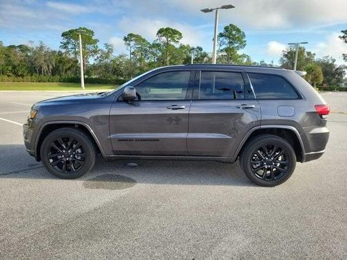 Photo 2 of 25 of 2020 Jeep Grand Cherokee Altitude