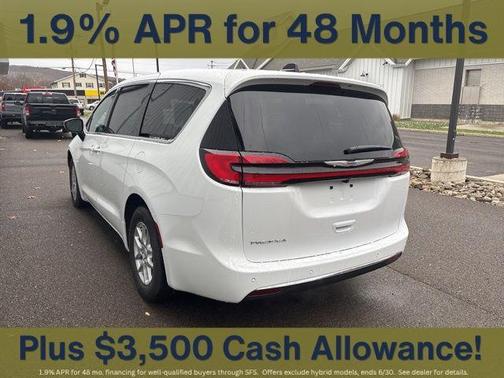 Bright White Clearcoat 2026 Chrysler Pacifica Select