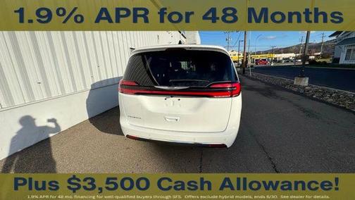 Bright White Clearcoat 2026 Chrysler Pacifica Select