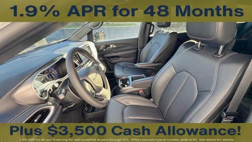 Bright White Clearcoat 2026 Chrysler Pacifica Select