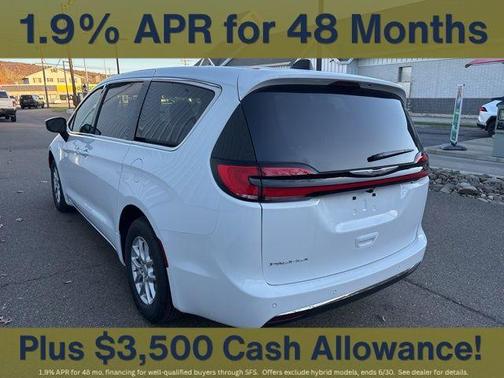 Bright White Clearcoat 2026 Chrysler Pacifica Select