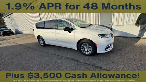 Bright White Clearcoat 2026 Chrysler Pacifica Select