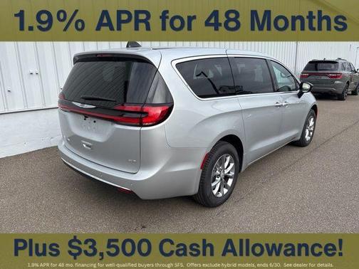 Silver Mist Clearcoat 2026 Chrysler Pacifica Select