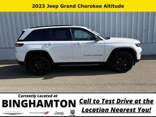 Bright White Clearcoat 2023 Jeep Grand Cherokee Altitude