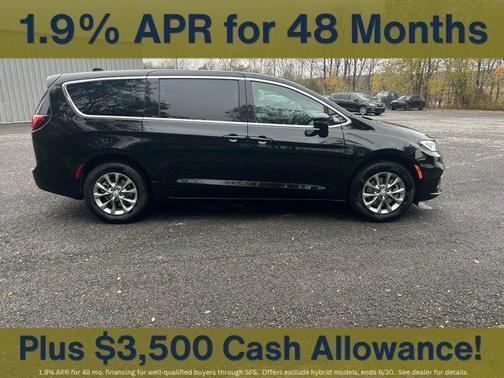Diamond Black 2026 Chrysler Pacifica Select