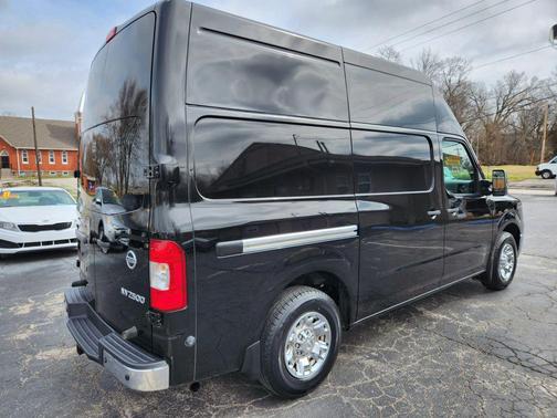 2017 Nissan NV Cargo NV2500 HD SV V8