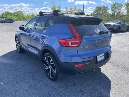 Bursting Blue Metallic 2021 Volvo XC40 T5 R-Design