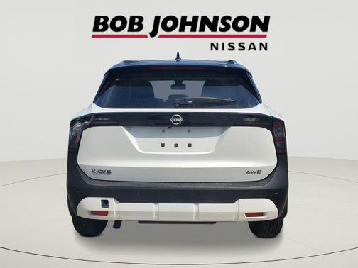 Aspen White Tricoat/Super Black 2027 Nissan Kicks SV