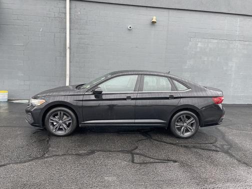 Deep Black Pearl 2022 Volkswagen Jetta 1.5T SE