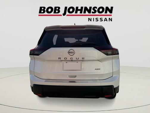 Everest White Pearl Tricoat 2026 Nissan Rogue SV