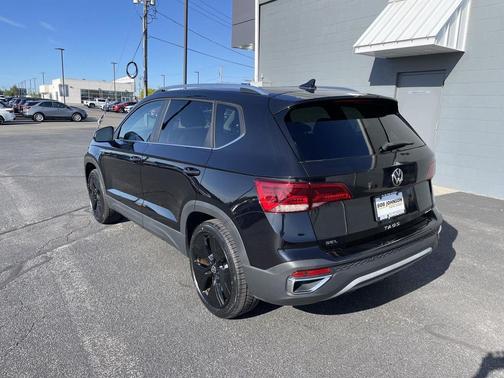 Deep Black Pearl 2023 Volkswagen Taos 1.5T SEL