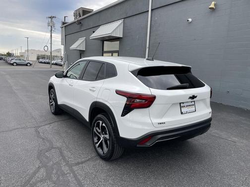 Summit White 2024 Chevrolet Trax FWD 1RS