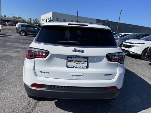 Bright White Clearcoat 2023 Jeep Compass Latitude
