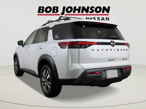 Everest White Pearl Tricoat 2026 Nissan Pathfinder SL