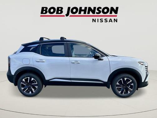 Aspen White Tricoat/Super Black 2026 Nissan Kicks SV