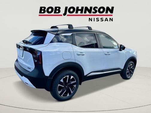 Aspen White Tricoat/Super Black 2026 Nissan Kicks SV