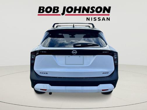 Aspen White Tricoat/Super Black 2026 Nissan Kicks SV