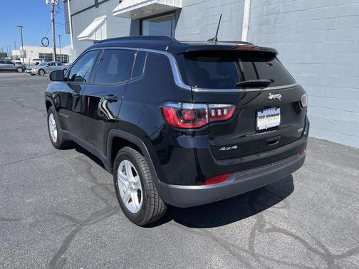 Diamond Black Crystal Pearlcoat 2023 Jeep Compass Latitude