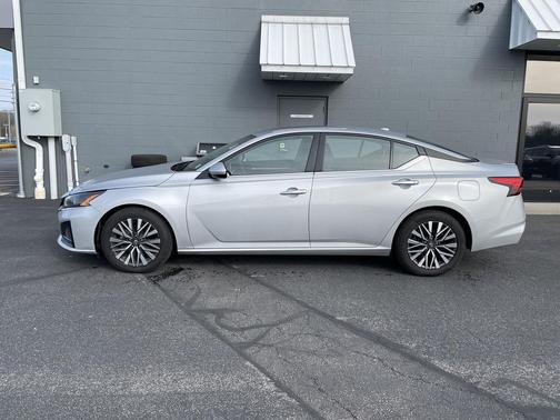 Brilliant Silver Metallic 2023 Nissan Altima 2.5 SV