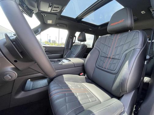 Aspen White Tricoat/Super Black 2026 Nissan Armada PRO-4X