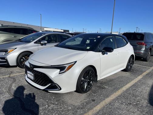 Wind Chill Pearl/Midnight Black Metallic 2026 Toyota Corolla XSE