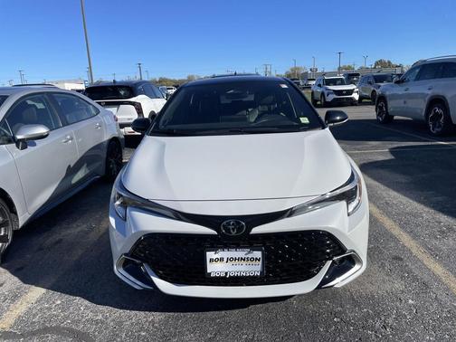 Wind Chill Pearl/Midnight Black Metallic 2026 Toyota Corolla XSE