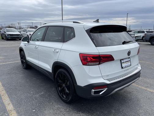 Pure White 2023 Volkswagen Taos 1.5T SE