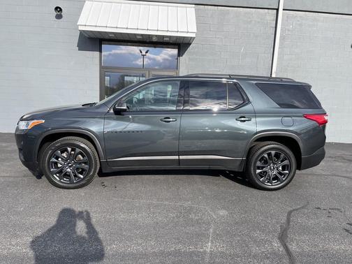 Graphite Metallic 2021 Chevrolet Traverse RS