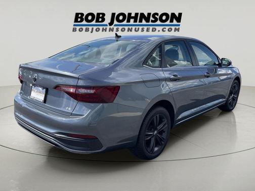 Platinum Gray Metallic 2022 Volkswagen Jetta 1.5T SE
