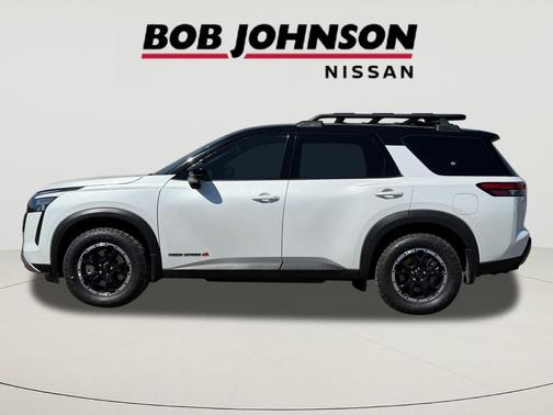 Everest White Pearl Tricoat/Super Black 2026 Nissan Pathfinder Rock Creek