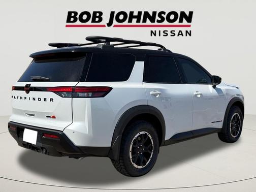 Everest White Pearl Tricoat/Super Black 2026 Nissan Pathfinder Rock Creek