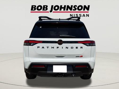 Everest White Pearl Tricoat/Super Black 2026 Nissan Pathfinder Rock Creek