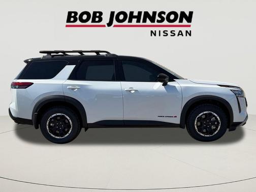 Everest White Pearl Tricoat/Super Black 2026 Nissan Pathfinder Rock Creek