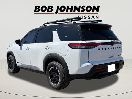 Everest White Pearl Tricoat/Super Black 2026 Nissan Pathfinder Rock Creek