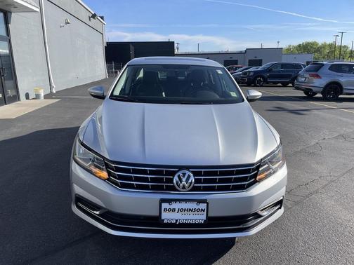 Reflex Silver Metallic 2018 Volkswagen Passat 2.0T SE