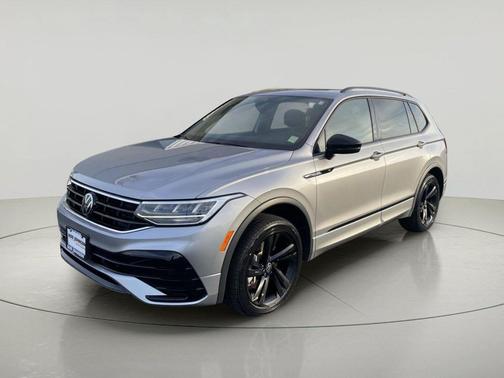 Deep Black Pearl 2024 Volkswagen Tiguan 2.0T SE R-Line Black 4MOTION