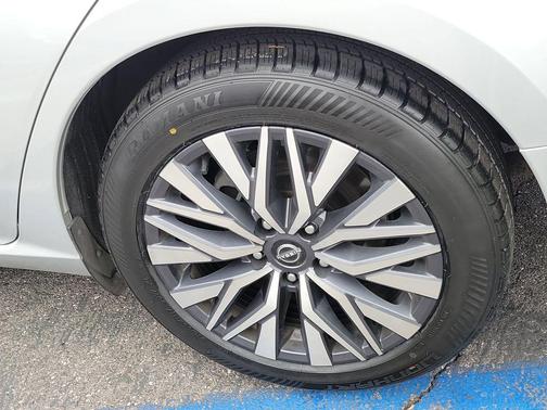 Brilliant Silver Metallic 2024 Nissan Altima 2.5 SV