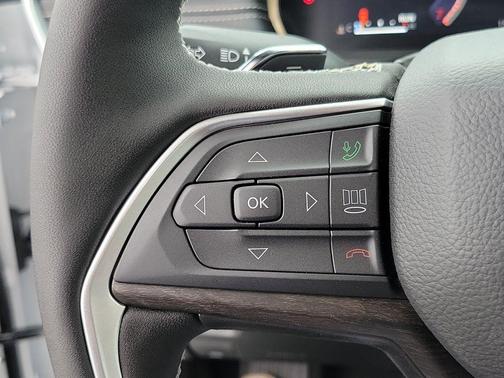 Bright White Clearcoat 2026 Jeep Grand Cherokee Altitude
