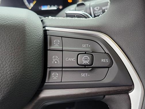 Bright White Clearcoat 2026 Jeep Grand Cherokee Altitude