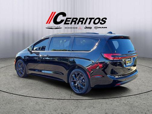Diamond Black Crystal Pearlcoat 2026 Chrysler Pacifica L