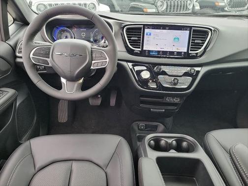 2025 Chrysler Voyager LX